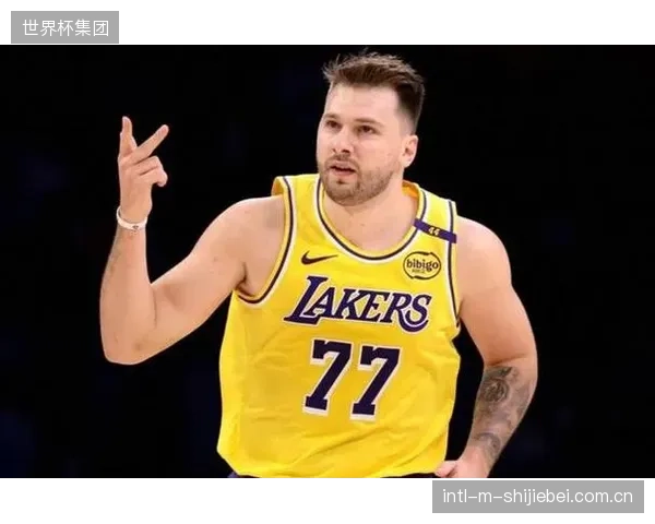 东契奇加盟湖人后首个季后赛表现全面，扛起球队进攻组织重任。